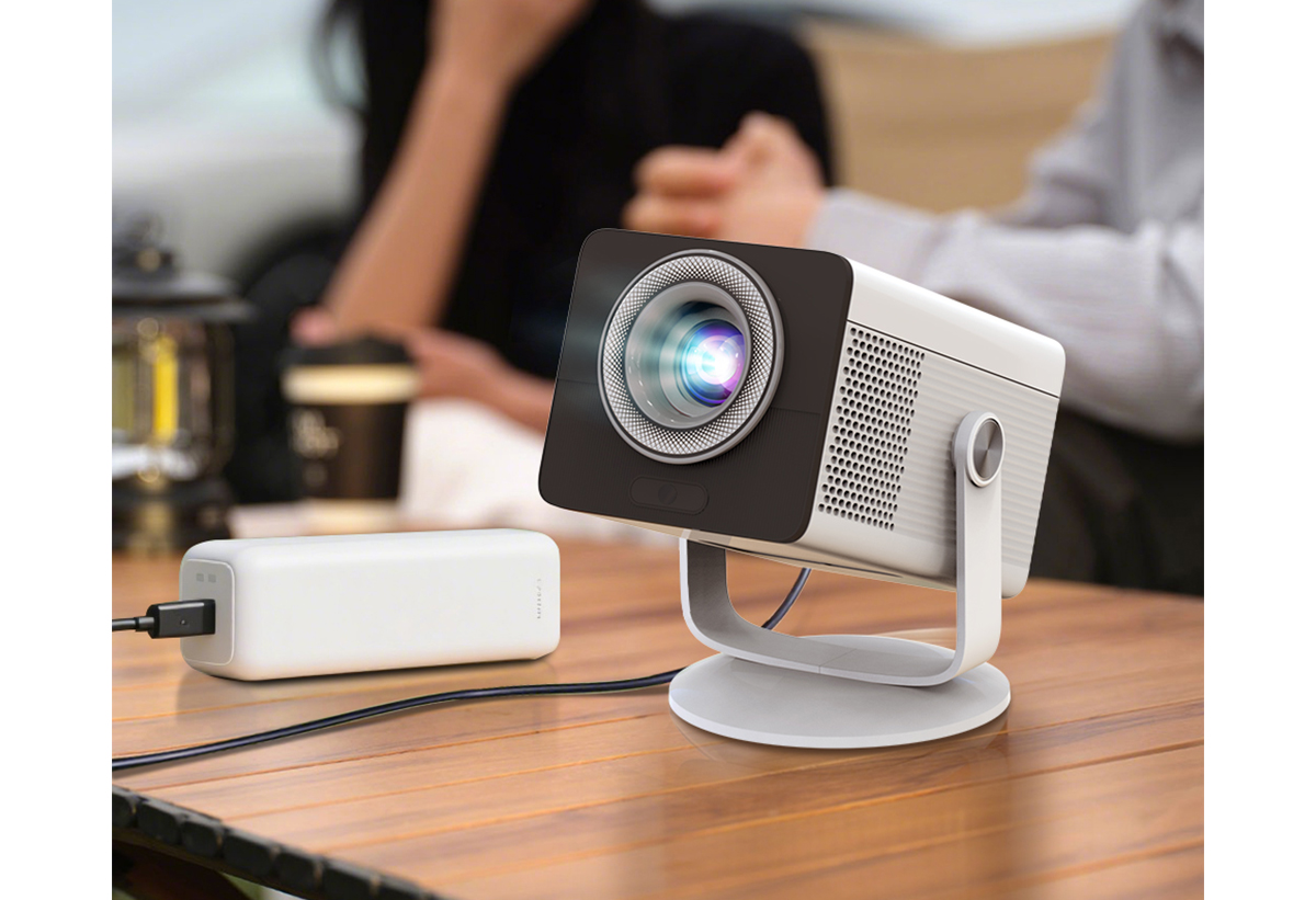 Απεικονίζεται ο προβολέας σε τραπέζι.